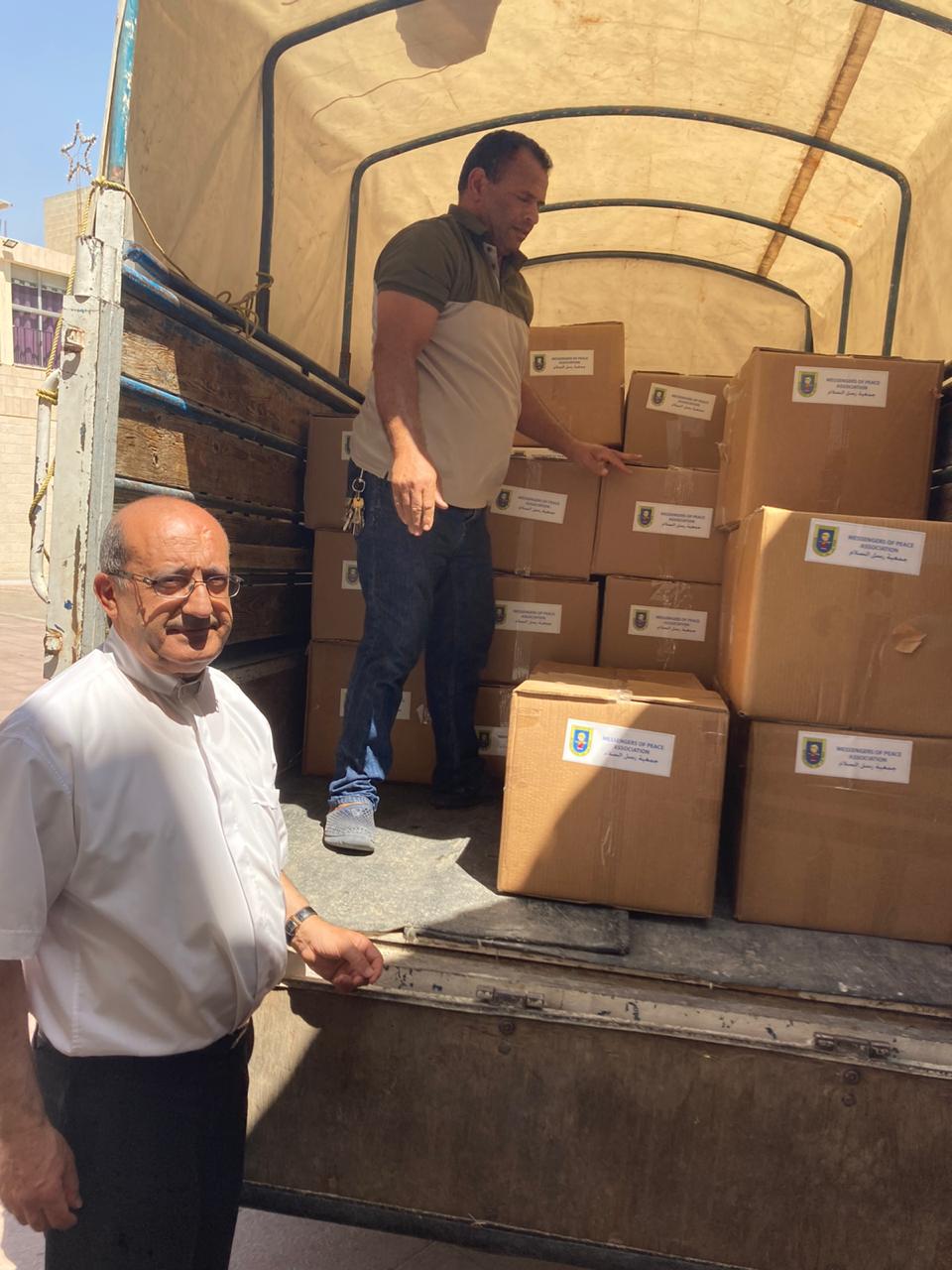 Providing food and medicine to Iraqi refugees
